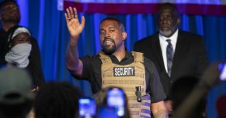 Copertina di Kanye West, primo comizio da candidato alle presidenziali Usa: sul palco con un giubbotto militare. E scoppia in lacrime