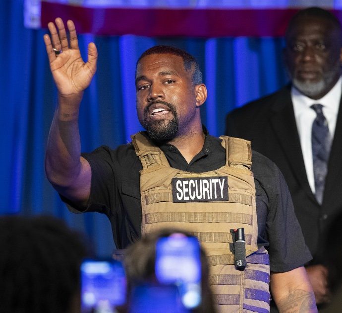 Kanye West, primo comizio da candidato alle presidenziali Usa: sul palco con un giubbotto militare. E scoppia in lacrime