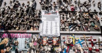 Copertina di Milano, bruciato il “Wall of Dolls”. Il muro delle bambole era un’installazione contro la violenza sulle donne