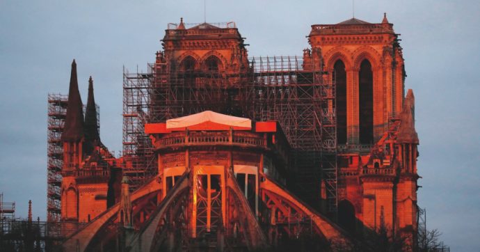 Copertina di Ricostruzione e fondi, c’è del marcio a Notre-Dame