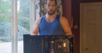 Copertina di Henry Cavill, chi è l’uomo che assembla da solo un pc da gamer diventato icona sexy dei nerd