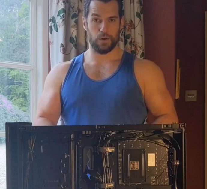 Henry Cavill, chi è l’uomo che assembla da solo un pc da gamer diventato icona sexy dei nerd