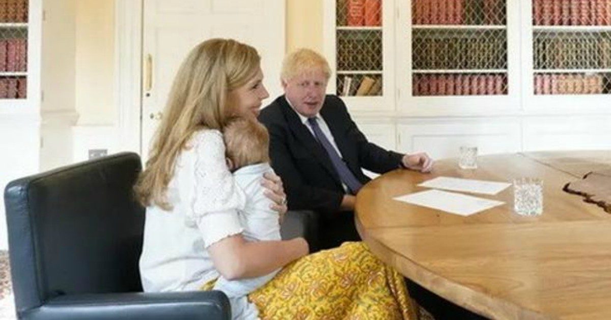 Boris Johnson, la foto con il figlio Wilfred scatena le teorie complottiste: “Troppo grande. Altro che due mesi, ha già un anno”