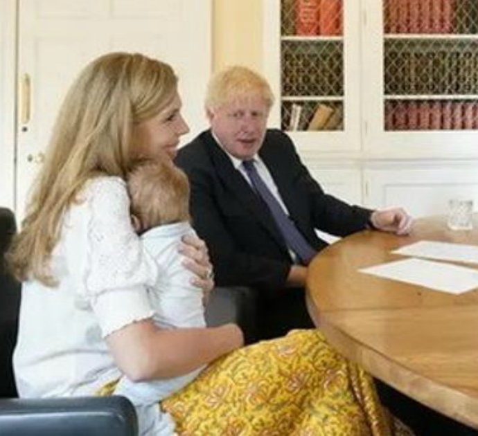 Boris Johnson, la foto con il figlio Wilfred scatena le teorie complottiste: “Troppo grande. Altro che due mesi, ha già un anno”