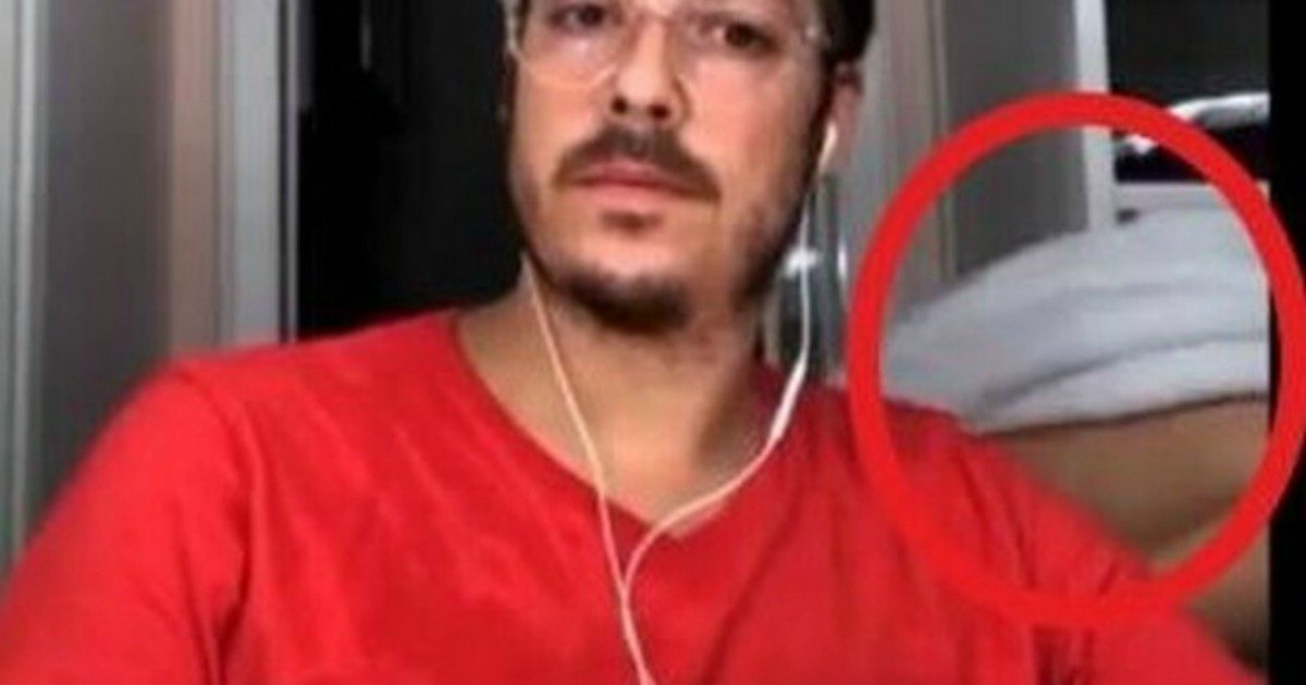 La moglie passa nuda alle sue spalle durante l’intervista, imbarazzo in diretta: “Ti hanno vista tutti” – VIDEO