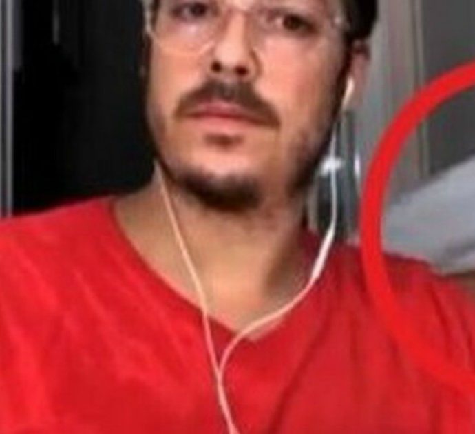 La moglie passa nuda alle sue spalle durante l’intervista, imbarazzo in diretta: “Ti hanno vista tutti” – VIDEO