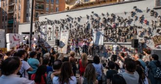 Copertina di Il Muro delle bambole in fiamme ci ricorda che certe testimonianze sono ancora scomode