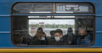 Copertina di Ucraina, pregiudicato armato prende in ostaggio 20 persone su un bus: blitz della polizia dopo ore di sequestro, arrestato