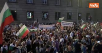 Copertina di Bulgaria, continuano le proteste a Sofia contro la corruzione. Cittadini in piazza contro il governo cantano l’inno nazionale