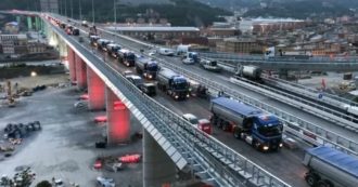 Copertina di Ponte di Genova, concluse le prove di carico del nuovo viadotto: tutti i camion suonano il clacson contemporaneamente – Le immagini