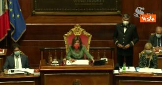 Copertina di Senato, Casellati interrompe Conte e richiama due senatrici: “Non si possono fare foto in Aula”