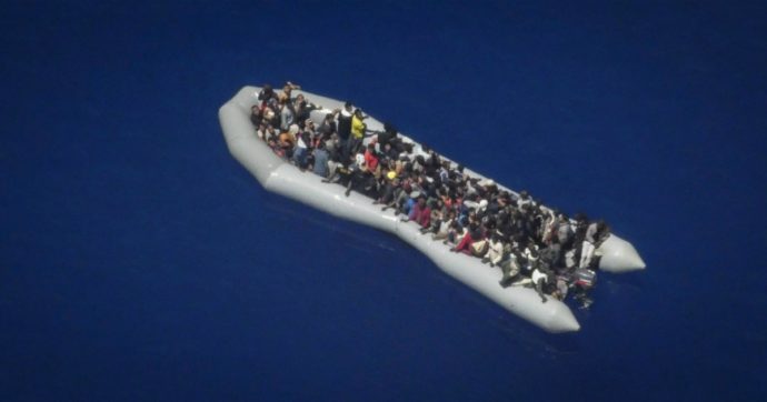 Migranti, trovato dalle autorità libiche il gommone con 131 persone a bordo. Alarm Phone: “Sollevati, ma temiamo per le loro vite”