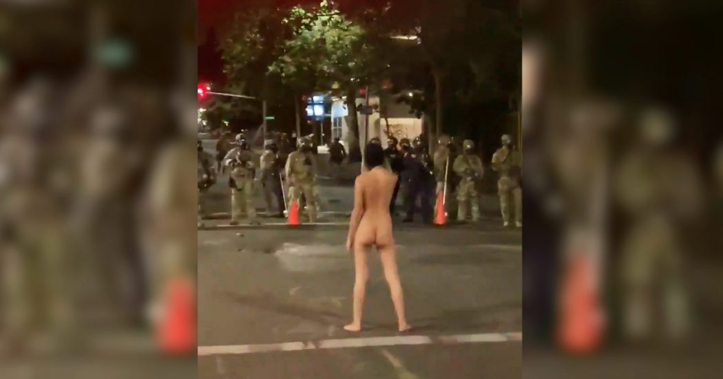 Nuda a pochi metri dalla polizia in tenuta antisommossa: la protesta a Portland di “Naked Athena”