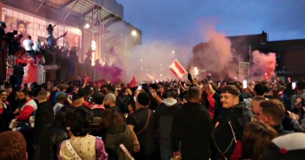 Il Liverpool vince la Premier League: lo stadio è vuoto ma la festa è in strada. Le immagini