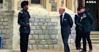 Copertina di Il principe Filippo ricompare in pubblico davanti alle telecamere per la prima volta: le immagini dal castello di Windsor