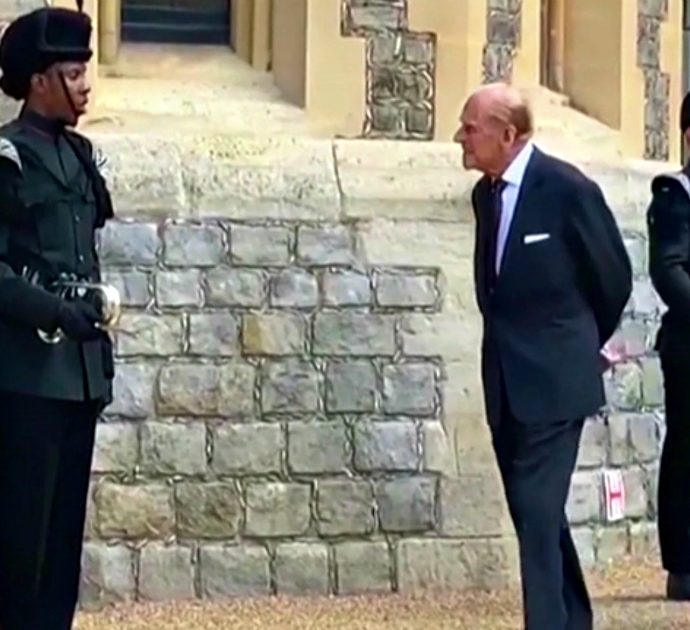 Il principe Filippo ricompare in pubblico davanti alle telecamere per la prima volta: le immagini dal castello di Windsor