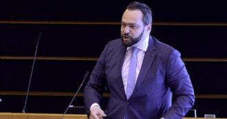 Copertina di Ue, Castaldo (M5S): “Bene l’accordo ma con un’Europa diversa avremmo molto più di 750 miliardi. Ora revisione dei trattati”