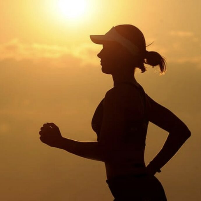 Corre per sette chilometri e avverte crampi alla pancia: partorisce poco dopo