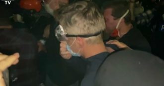 Copertina di Portland, gli agenti sparano gas lacrimogeni contro i manifestanti: colpito il sindaco Wheeler in prima linea nelle proteste – Le immagini