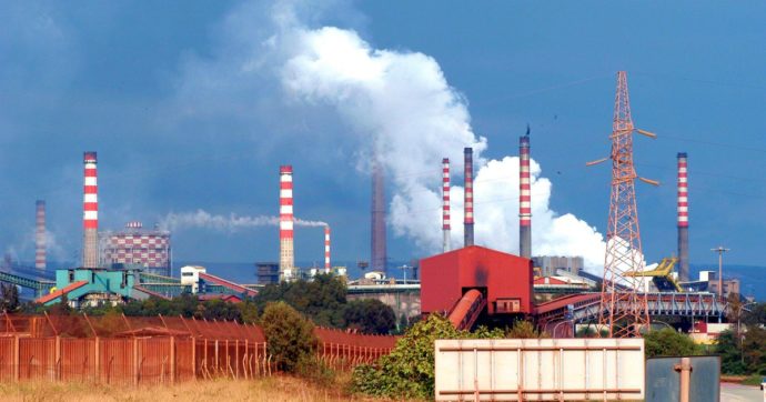Ex Ilva, Mittal ferma 3 impianti del siderurgico e riduce i turni. Sindacati a governo e procura: “Rischi per la sicurezza, qualcuno intervenga”
