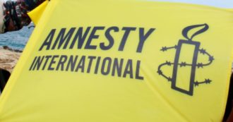 Copertina di Recovery fund, i suggerimenti di Amnesty International sull’uso dei fondi: riforma fiscale e regolarizzazione migranti