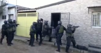 Copertina di ‘Ndrangheta, 6 latitanti arrestati tra Albania, Argentina e Costa Rica. I video delle irruzioni tra armi, soldi e droga