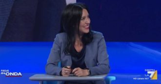 Copertina di Scuola, Azzolina e la prova tv sui nuovi banchi a ‘In Onda’: “Polemiche stucchevoli. Salvini? Diffonde fake news. Sì a un confronto con lui”