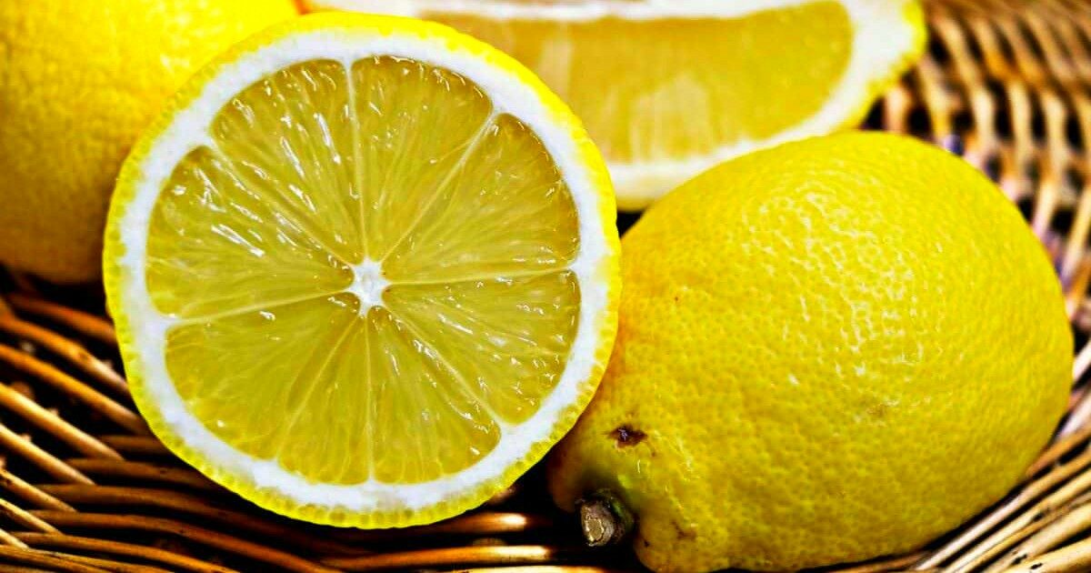 Schiarire i capelli con il limone, il nuovo trend che parte dai sociali. L’esperta: “Così si rischia di danneggiarli”