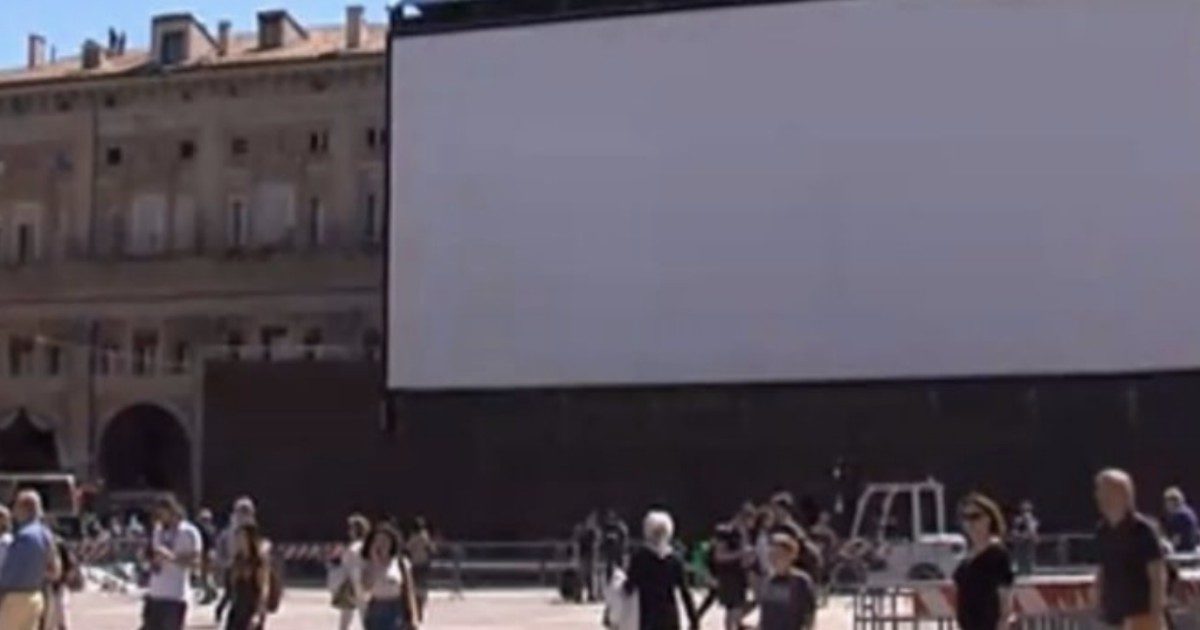 Proietta un film porno in piazza a Bologna, Carlo Ferretti: “Ho raccolto in Rete 5mila euro per la multa. Ecco perché l’ho fatto”