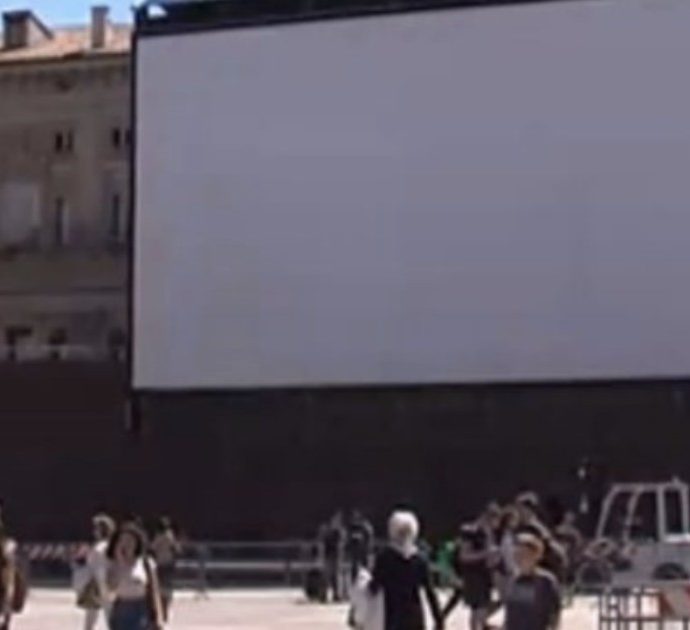 Film porno sul maxi schermo di Piazza Maggiore. Video: “Con gli anziani lì davanti…”