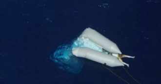 Copertina di Migranti, la foto del corpo incastrato nel gommone è spaventosa: occorre fermare questa strage silenziosa