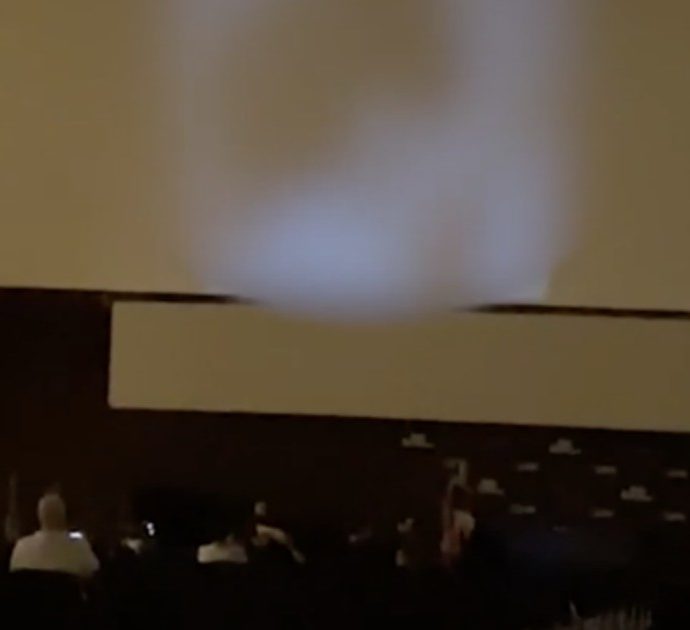 Film porno sullo schermo in Piazza Maggiore. La raccolta fondi dello studente che lo ha organizzato per pagare la multa: “Il prezzo della gloria”