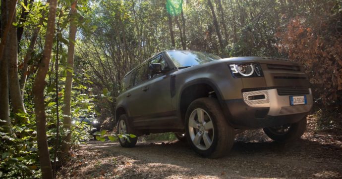 Copertina di Land Rover Defender: estetica e tecnica nuove ma stessa avventura