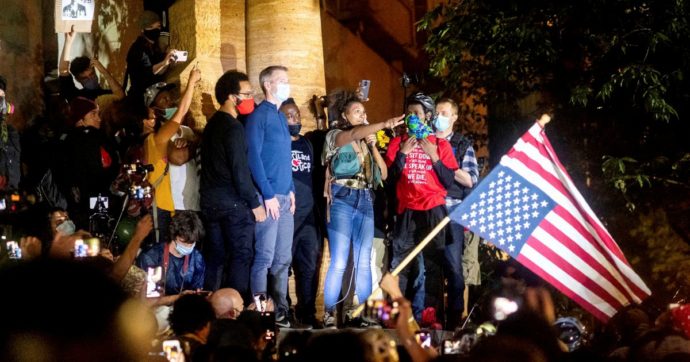 Il sindaco che scala l’Everest, ma “inciampa” sui lacrimogeni