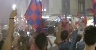 Copertina di Crotone in Serie A, la festa in strada per la promozione è senza distanziamento né mascherine: le immagini