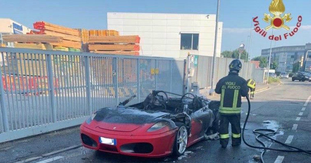 Compra una Ferrari, esce dal concessionario e l’auto prende fuoco: distrutta dalle fiamme