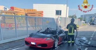 Copertina di Compra una Ferrari, esce dal concessionario e l’auto prende fuoco: distrutta dalle fiamme
