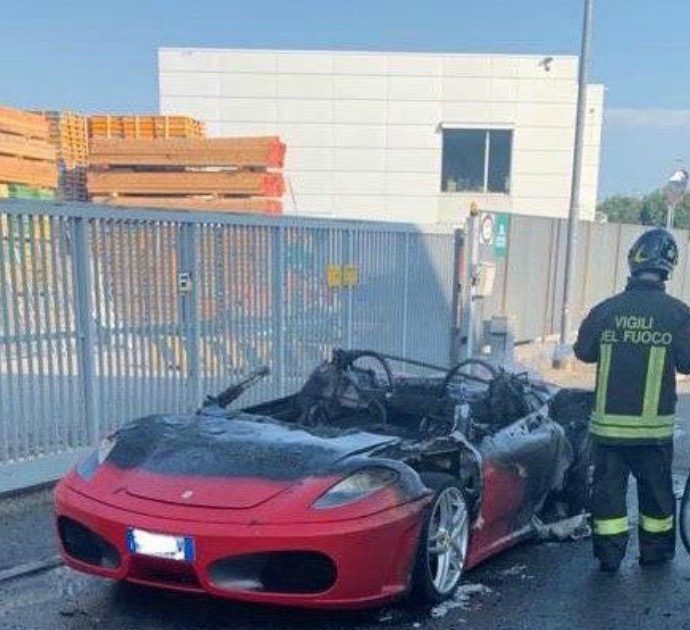 Compra una Ferrari, esce dal concessionario e l’auto prende fuoco: distrutta dalle fiamme