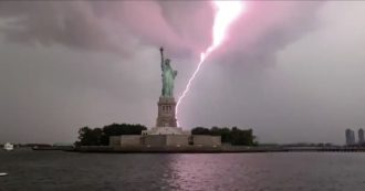 Copertina di Scarica di fulmini di abbatte sulla Statua della Libertà: le impressionanti immagini da New York