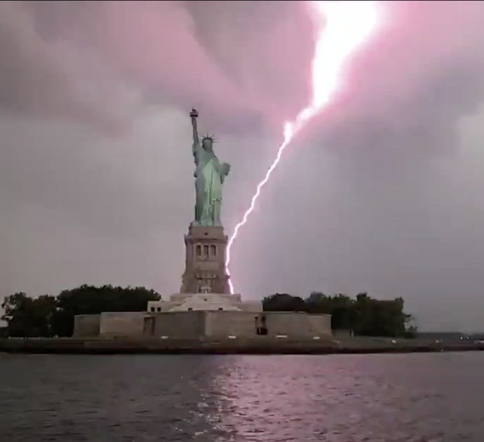 Scarica di fulmini di abbatte sulla Statua della Libertà: le impressionanti immagini da New York