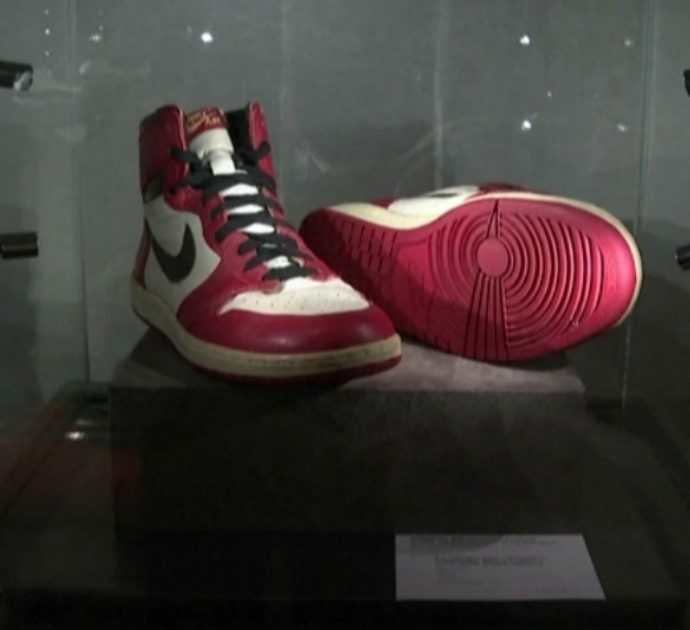 Michael Jordan, all’asta 11 paia di scarpe del campione dell’Nba. Il lotto più costoso? È stato indossato nel 1985 in Italia – Le immagini