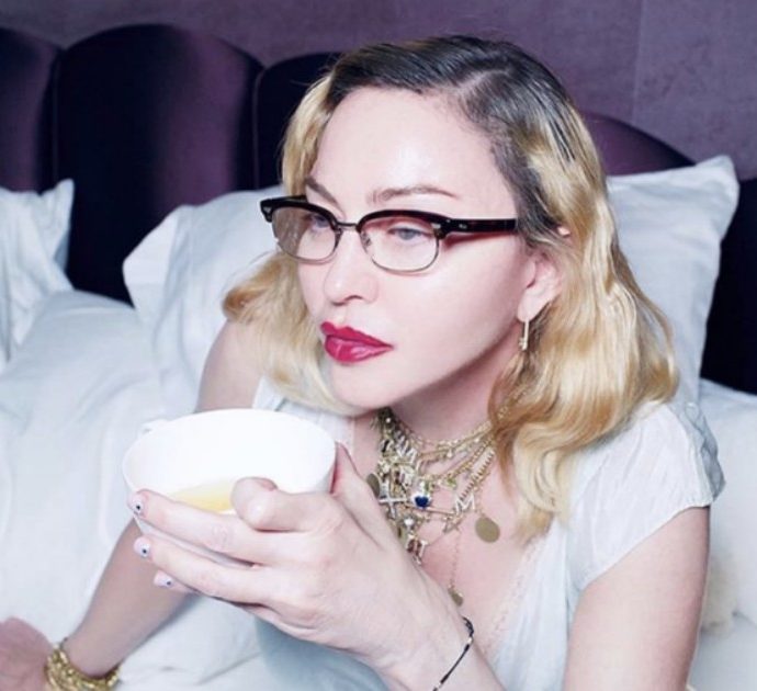 Madonna apre le porte della sua casa di Lisbona: tanto lusso e quella sua strana mania da film horror – FOTO