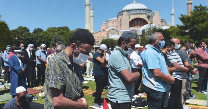 Copertina di Santa Sofia, Erdogan legge il Corano