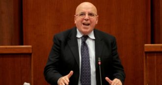 Copertina di Calabria, chiesti 4 anni e 8 mesi per l’ex governatore Mario Oliverio: è accusato di corruzione e abuso d’ufficio