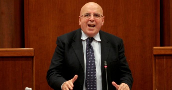 Calabria, chiesti 4 anni e 8 mesi per l’ex governatore Mario Oliverio: è accusato di corruzione e abuso d’ufficio
