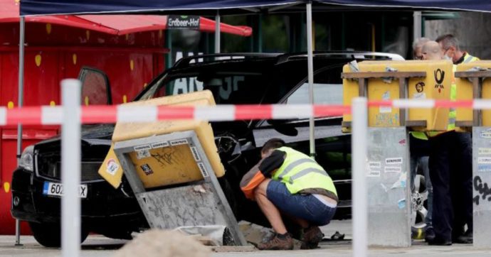 Berlino, auto si schianta a tutta velocità contro un gruppo di persone: 7 feriti. Tre sono gravi