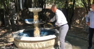 Copertina di Sindaco di Pescara distrugge a martellate due fontane: “Quando ci vuole ci vuole, ora non ci sono più” – Video