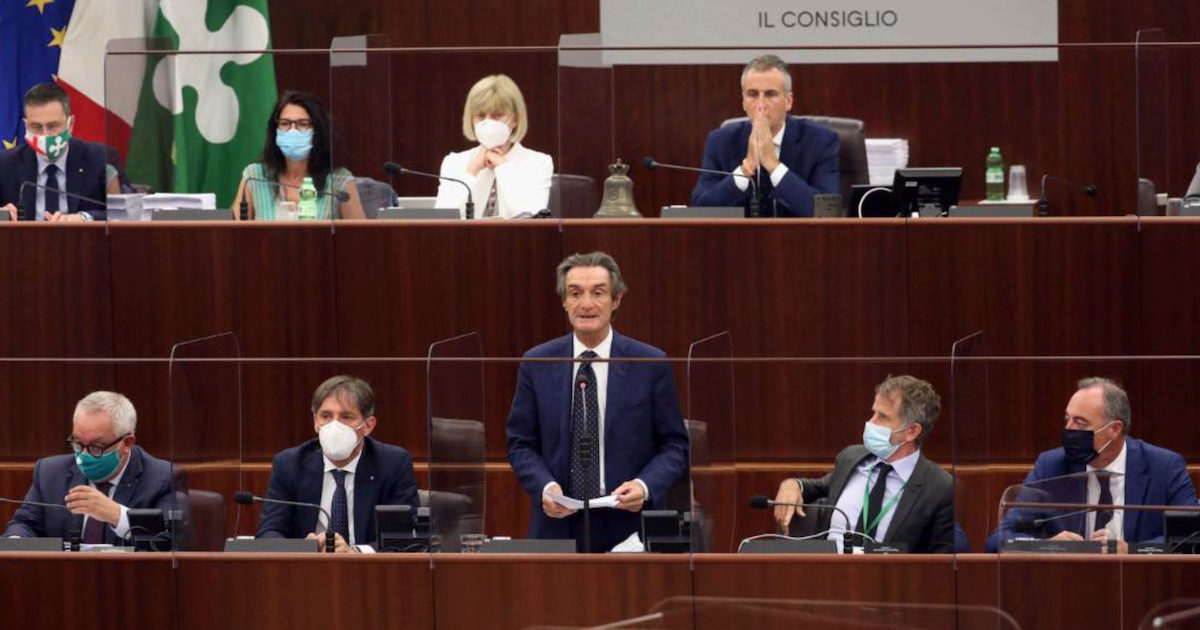 Caso camici, Fontana in Consiglio regionale: “Qui per voltare pagina”. Ma cambia di nuovo versione su fornitura e bonifico. Silenzio sul conto in Svizzera e i trust alle Bahamas