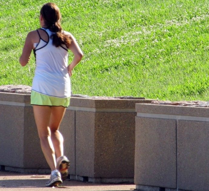 35enne aggredita e uccisa da un uomo nudo mentre fa jogging nel parco lungo il lago: arrestato un ragazzo di 19 anni