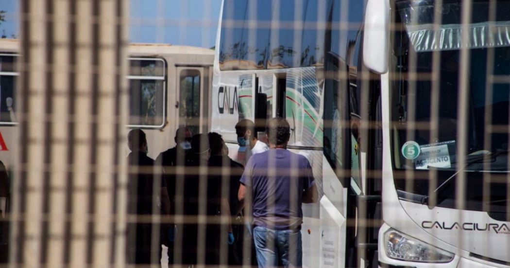 Migranti, fuga anche a Porto Empedocle: erano 520 in una struttura che poteva ospitarne 100. Di Maio: “Inconcepibile non rispettare la quarantena”. Lamorgese: “Militari per controllare i centri”
